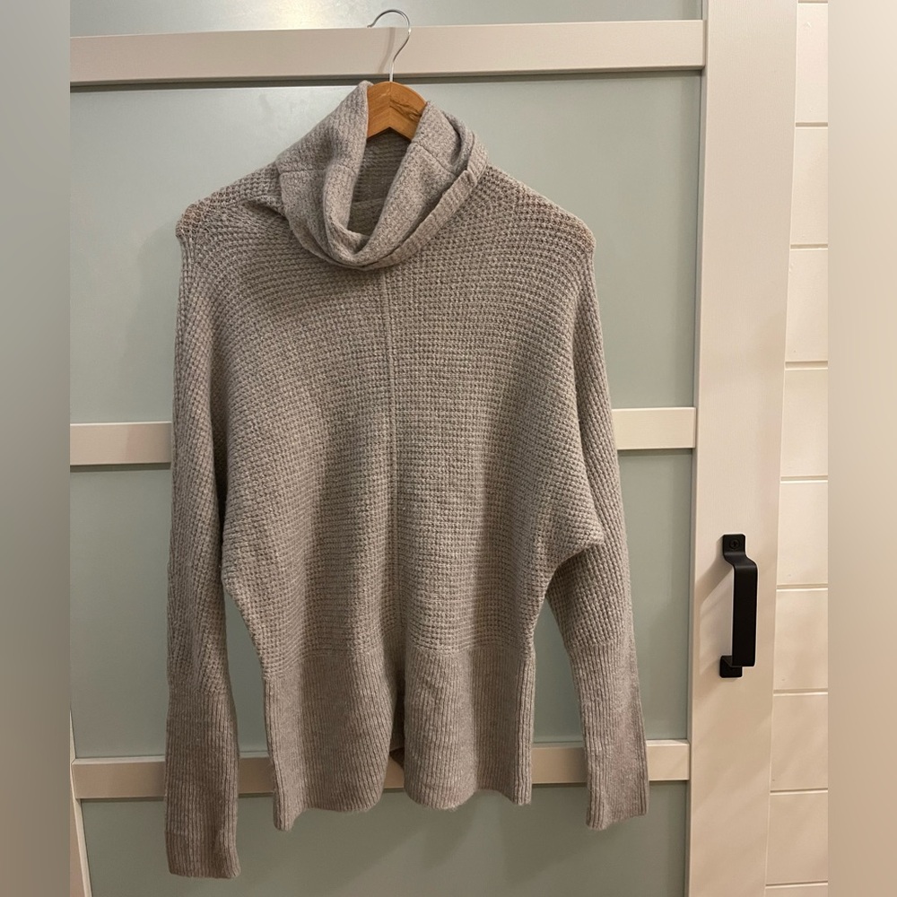 EXPRESS Ultra Soft Crowl Neck Sweater Size Small